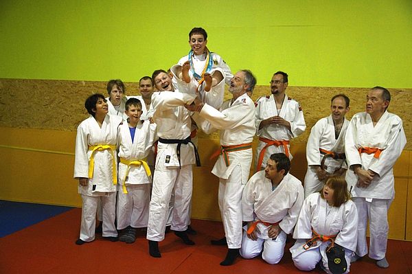 Gemeinsam stark: Die Judoka des BSV Meschede bejubeln gemeinsam mit Stefanie Drescher ihre Medaillen nach den Special Olympics 2019 in Abu Dhabi. Foto: BSV Meschede