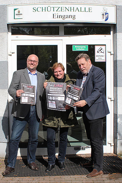 Freuen sich auf die 1. BauLokal-Ausstellung in Hüsten – mitten in Arnsberg: Rupert Schulte und Angelika Geue vom Verkehrs- und Gewerbeverein Hüsten e.V. sowie Organisator Dirk Bannenberg von BauLokal.de (v.r.n.l.). Foto: BauLokal.de