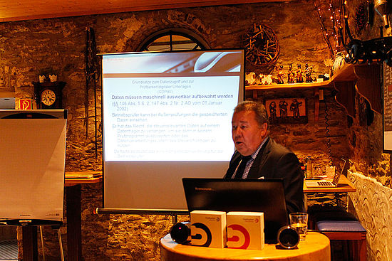 Vortrag von Ralf Weiler von blue:solution Software zum Thema Zeit sparen und rechtliche Sicherheit mit Standardsoftware für Handwerksbetriebe im Sauerland. Foto: BauLokal.de