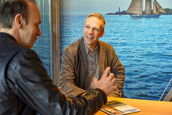 Winfrieds Peters (re), im Gespräch mit BauLokal Redakteur Markus Weber in Neuenrade. Foto: S. Droste
