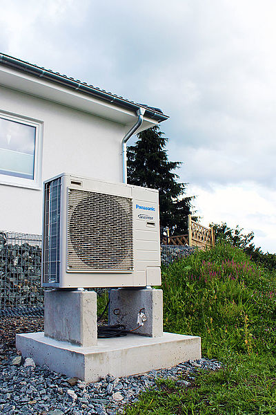 Zwei Einheiten einer Split-Wärmepumpe: Im Haus der selbe Platzbedarf wie bei einer Gas-Heizung (oben); Draußen der geräuscharme Luft/WasserKollektor. Fotos: BauLokal.de