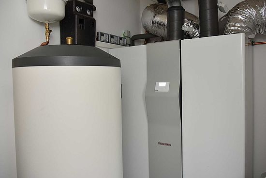 Das Haustechnik-Herzstück: die Lufts-Wärme-Zentrale LWZ 304 sorgt für Heizung, Warmwasser und gute Luft im Musterhaus.  