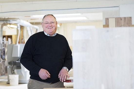 Demnächst möchte Tischlermeister Heinz Pütz aus Bestwig im Sauerland eigene Büromöbel mit Linoleum-Oberfläche als Editionsstücke beisteuern. Foto: Chris Stock / Bettina Engel-Albustin
