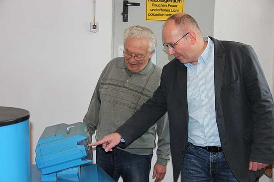 Energieberater Carsten Peters (re) berät den Ostwiger Hausbesitzer Erwin Kleine über die Fördermöglichkeiten beim Austausch der alten Ölheizung. Foto: BauLokal/Inga Bremenkamp