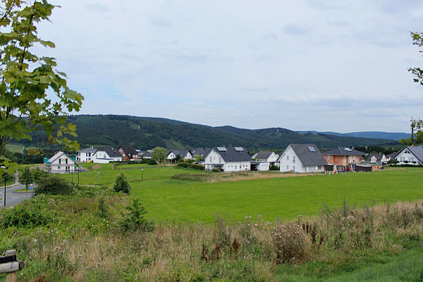 Baugebiet „Stadtbruch“ zwischen Alt-Arnsberg und Rumbeck mit herrlicher Aussicht auf das Ruhrtal. Auch die Nahversorgung mit einem Supermarkt samt Bäckerei ist gesichert. Es gibt noch freie Grundstücke!