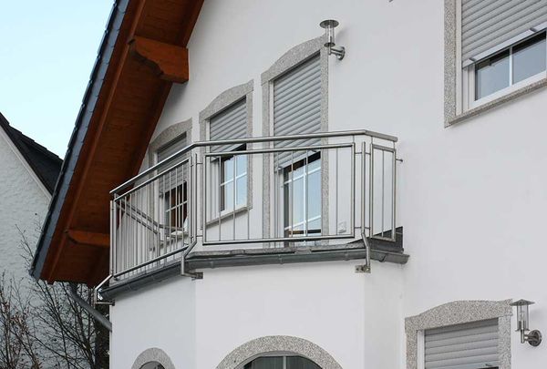 Französischer Balkon mit Geländer aus Edelstahl im Sauerland. Foto: Feldmann Metallbau, Meschede-Freienohl