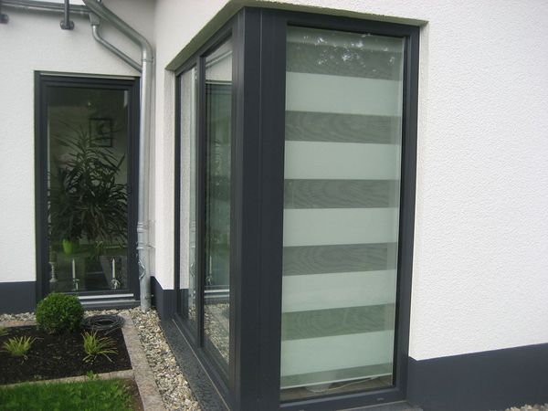 Bodentiefe Fenster sehen gut aus und lassen viel Licht hinein. Foto: Doeker KG