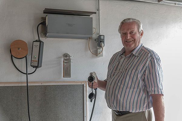 Elektromobilität im Sauerland. Foto: pixabay Mescheder Walfried Grewe lädt sein Elektroauto mit Strom aus seiner PV-Anlage. Foto: Jürgen Eckert/BauLokal Keine direkten Emissionen dank E-Antrieb. Foto: Jürgen Eckert/BauLokal Walfried Grewe vor seiner E-Ladesäule. Foto: Jürgen Eckert/BauLokal Foto: Jürgen Eckert/BauLokal