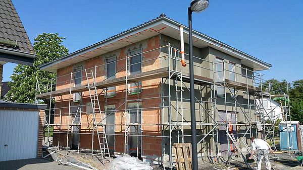 Die Stadtvilla vor dem Anbringen der Fassade. Foto: C. Heitschötter