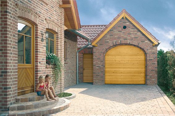 Garagentor für Naturliebhaber Schwingtore und Sectionaltore mit Massivholz-Füllung unterstützen den Gesamteindruck Ihres Hauses. Hier bietet Ihnen Steinau Tore in traditioneller Sickenoptik, mit ausdrucksstarken Kassetten und Motiv-Fräsungen. Foto: Steinau