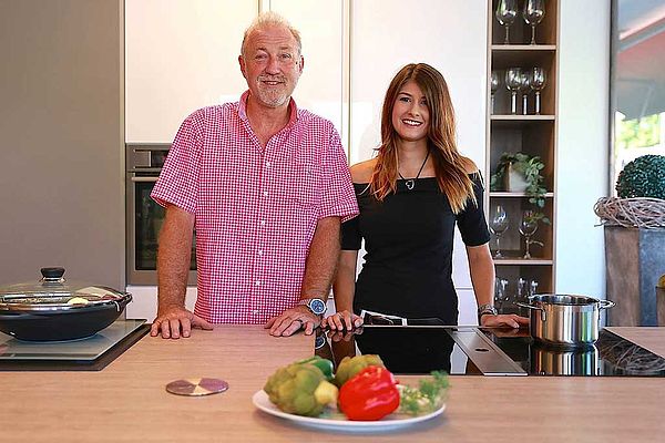 KWK Küchen Inhaber Udo Kraft mit der neuen Auszubildenden Vanessa Baron, die auch an der Möbelfachschule des Handels in Köln ausgebildet wird.