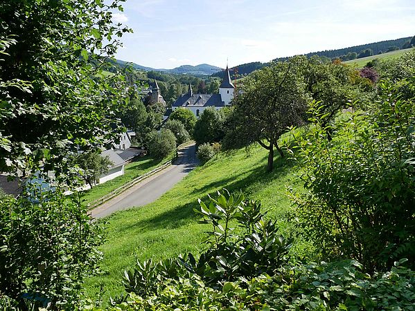 Idyllisch: Hanglagen-Baugrundstücke in Brunskappel eröffnen tolle Ausblicke. Foto: Oliver Schaeffer
