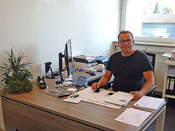 Hat immer ein offenes Ohr für seine Kunden: Inhaber Christian Segler von Segler Bauelemente aus Iserlohn. Foto: Segler