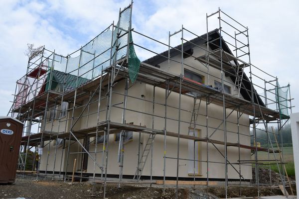 Das frei geplante Zimmerman KfW 55 Holzrahmenhaus von Familie Endemann aus Bad Fredeburg im Sauerland im Rohbau. Foto: BauLokal.de