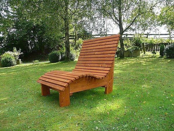 Zum Entspannen: Eine Relax-Gartenliege aus Holz lädt zum Verweilen ein. Foto: Gieco Holz