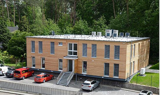 Zimmermann Haus baut in Holzrahmenbauweise auch Objekte, wie diese Feuerwehr-Leitstelle.